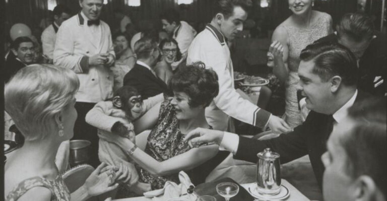 10 Vintage Photos That Show What It Was Like To Eat Dinner In The ’60s