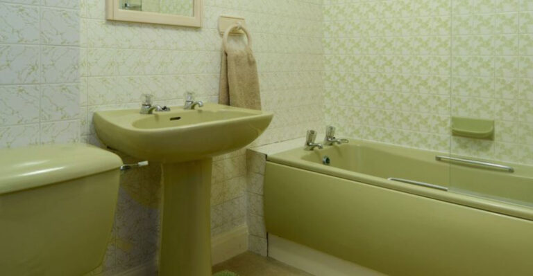 15 Outrageous Decorating Trends From ’60s Bathrooms We Can’t Believe Were Real