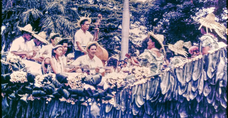 19 Breathtaking Vintage Photos Of Old-School Hawaii