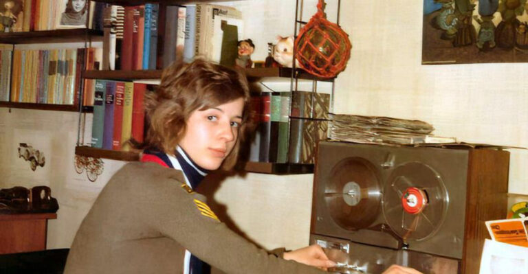 15 Obsolete Teen Hobbies From The Past That Were Surprisingly Skill-Building
