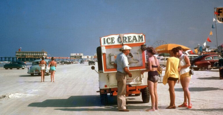 16 Vintage Photos of 1970s Summer Cookouts