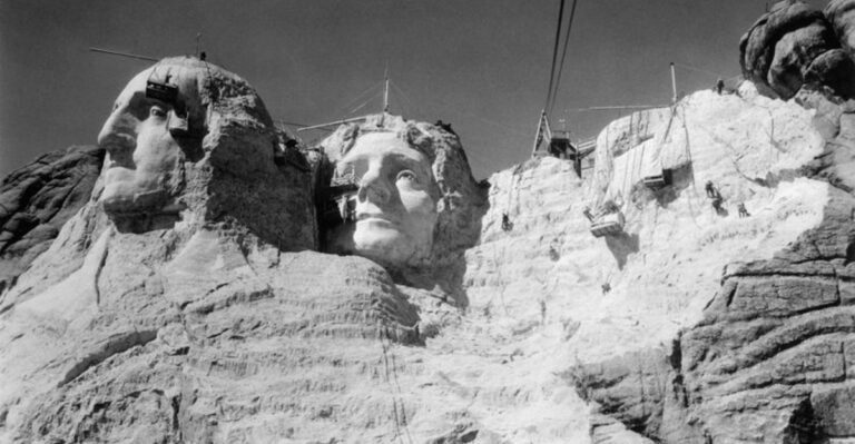 20 Vintage Photos Of The Construction Of Famous Monuments