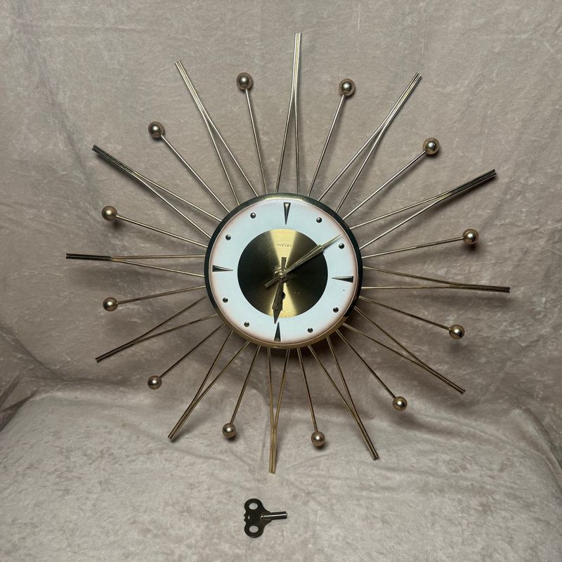 Atomic Starburst Clocks