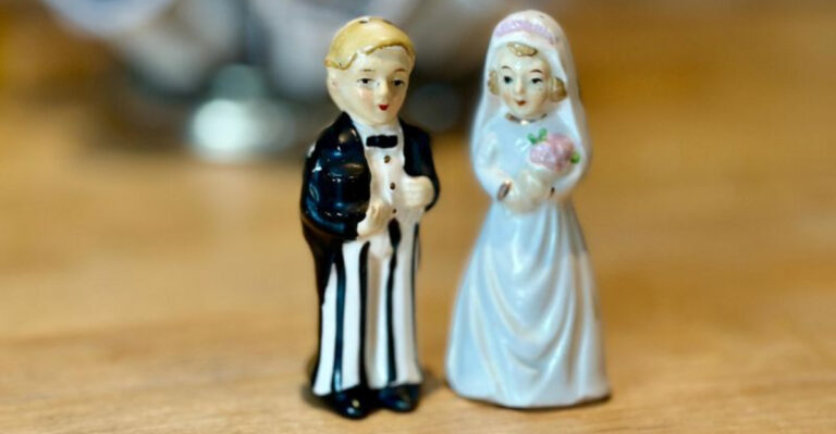 17 Retro Wedding Favors From The ’70s You’d Never See Today